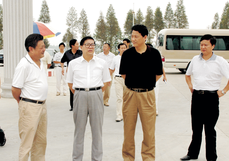  2006年9月1日，湖北省委常委、統(tǒng)戰(zhàn)部部長蘇曉云蒞臨我公司考察，張嗣義書記陪同