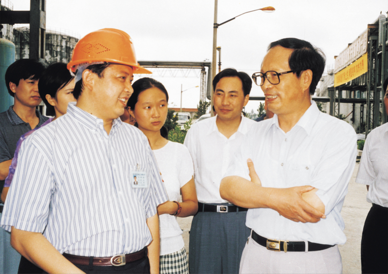 1998年8月1日，湖北省委書記賈志杰在舒心先生的陪同下，對我公司進行了視察
